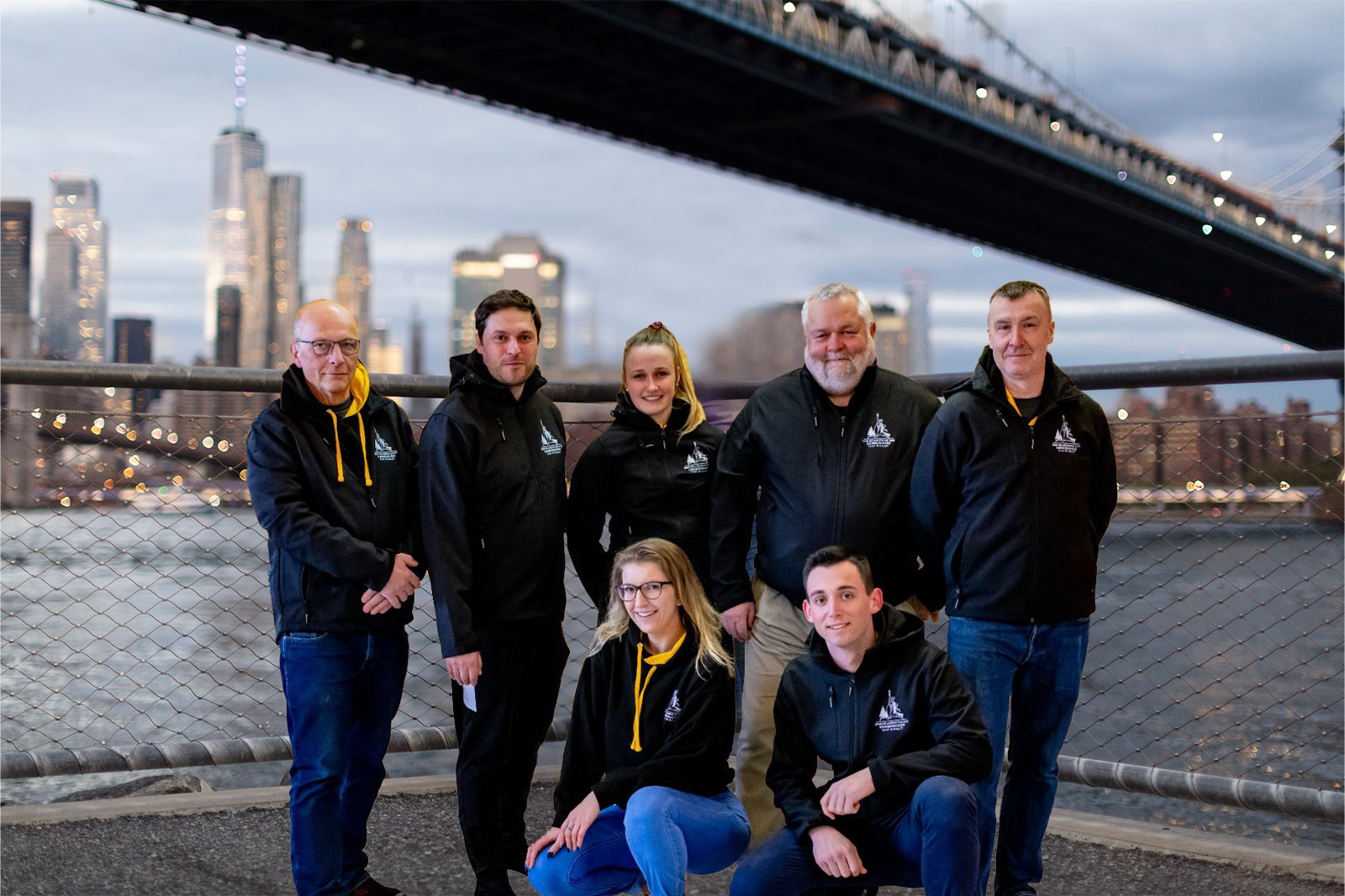 L'équipe sponsoring devant un pont à New York