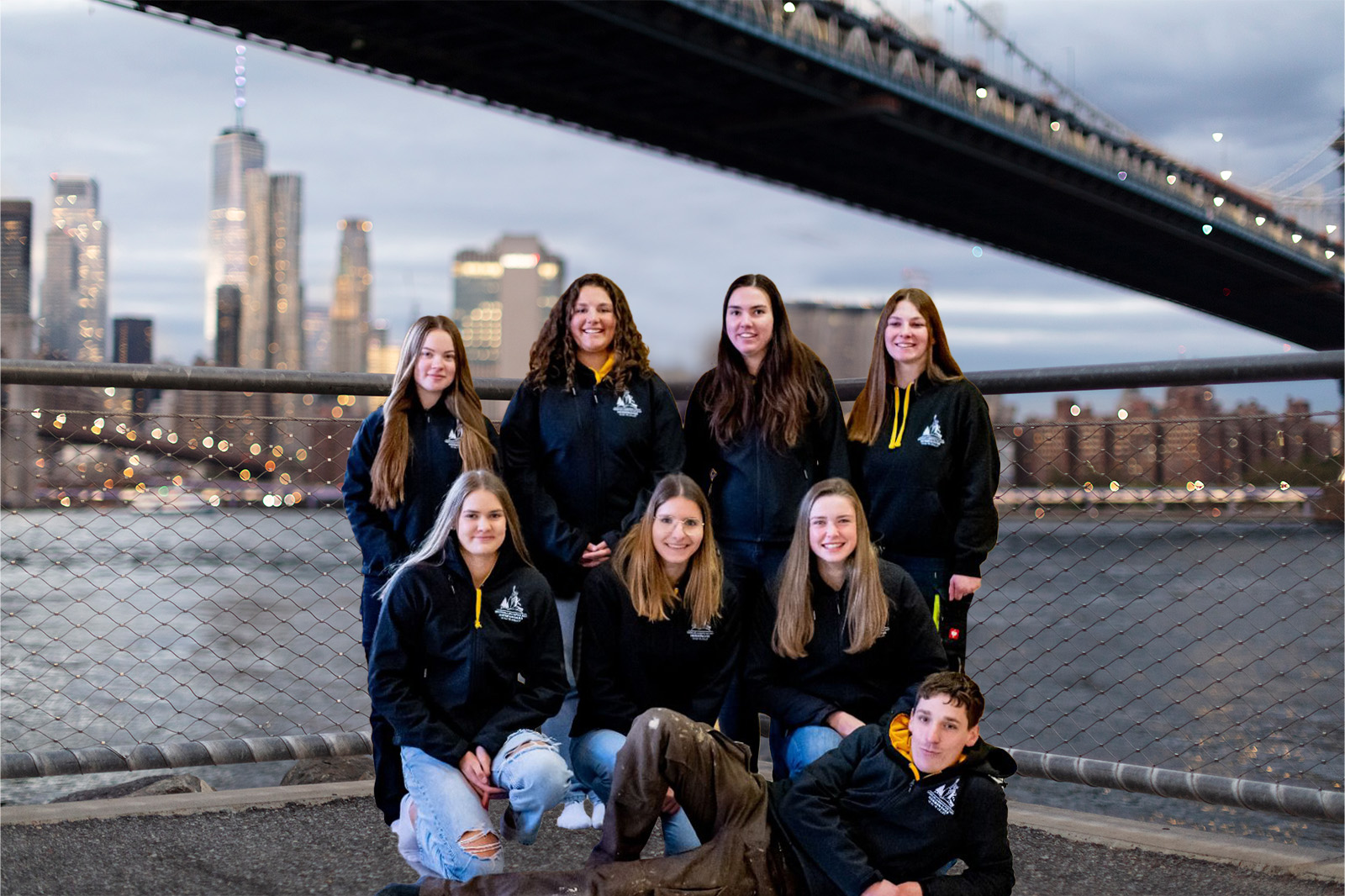 L'équipe décoration devant un pont à New York