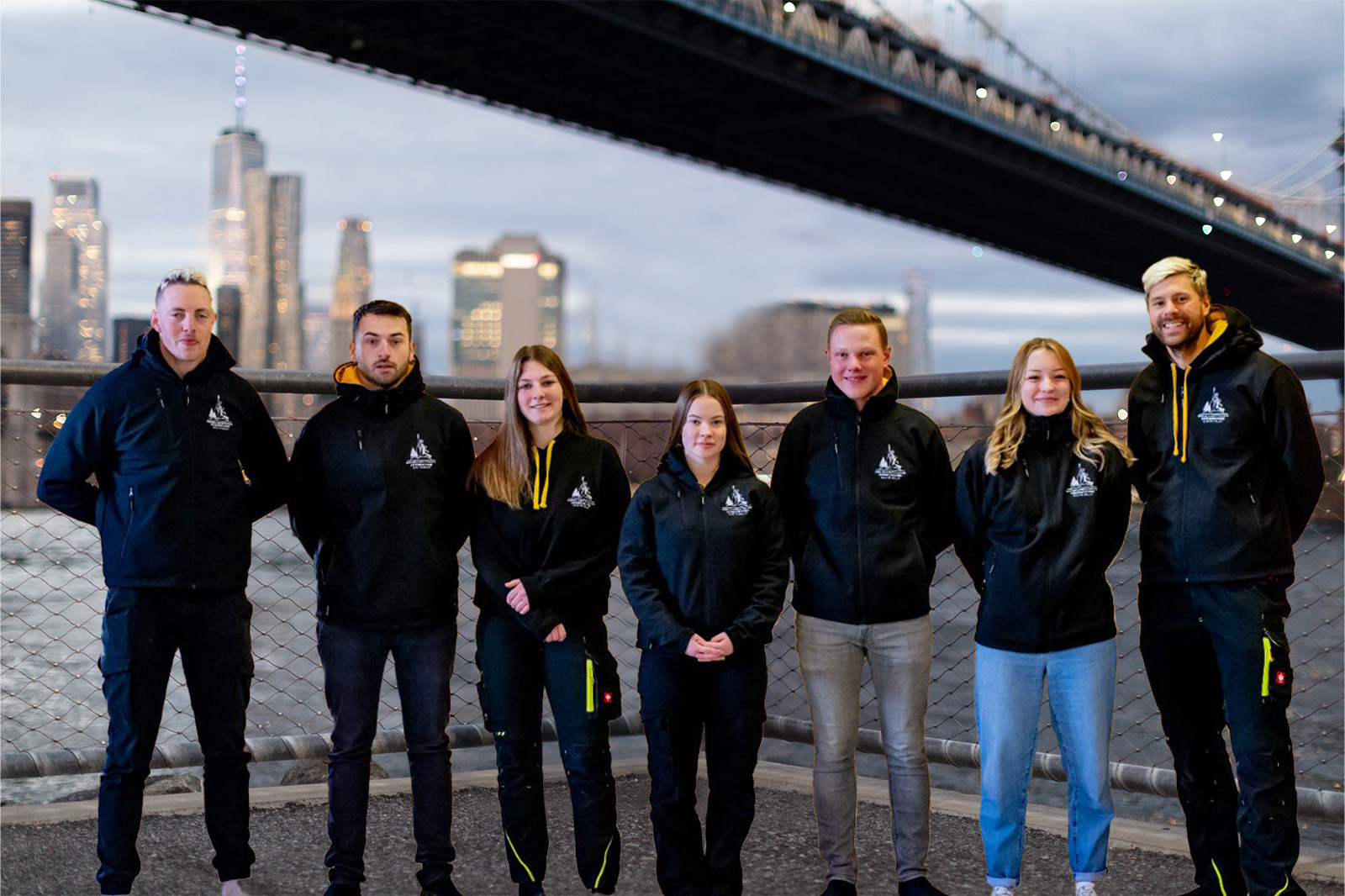 l'équipe Sports devant un pont à New York