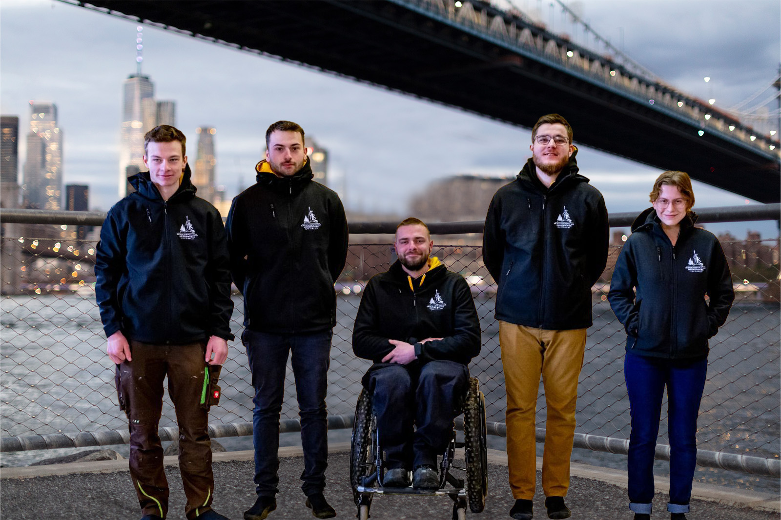 L'équipe mobilité devant un pont à New York