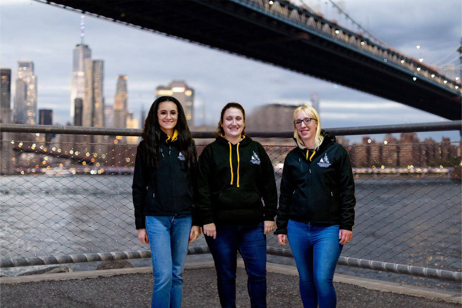 L'équipe partie officielle devant un pont à New York