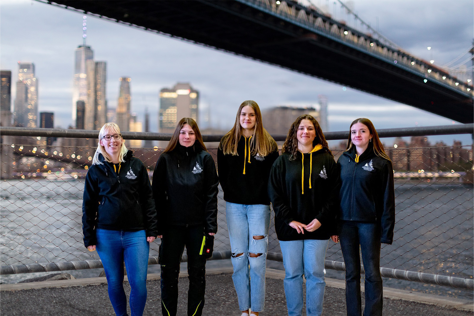 L'équipe média et communications devant un pont à New York