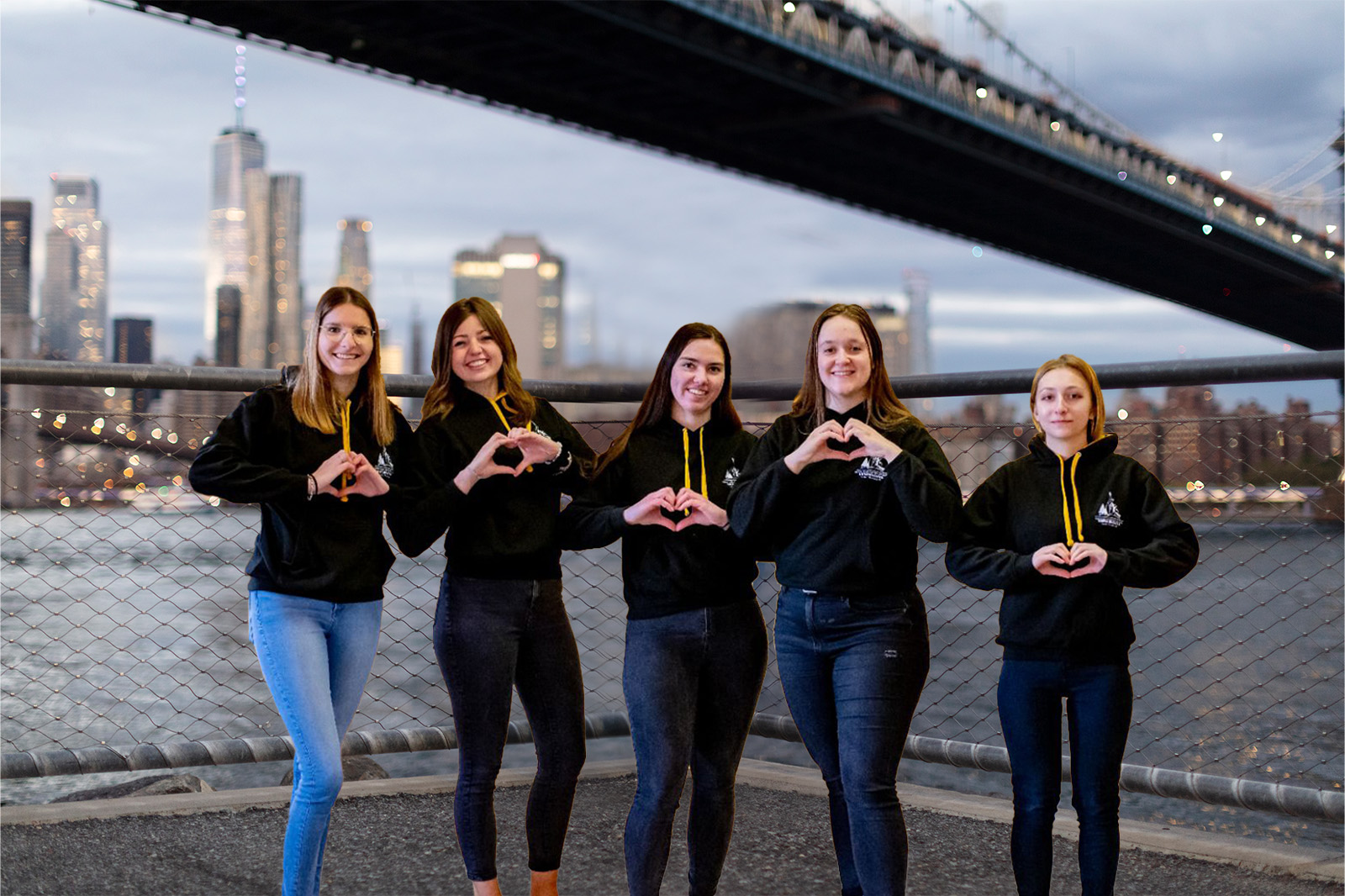 L'équipe bénévoles devant un pont à New York