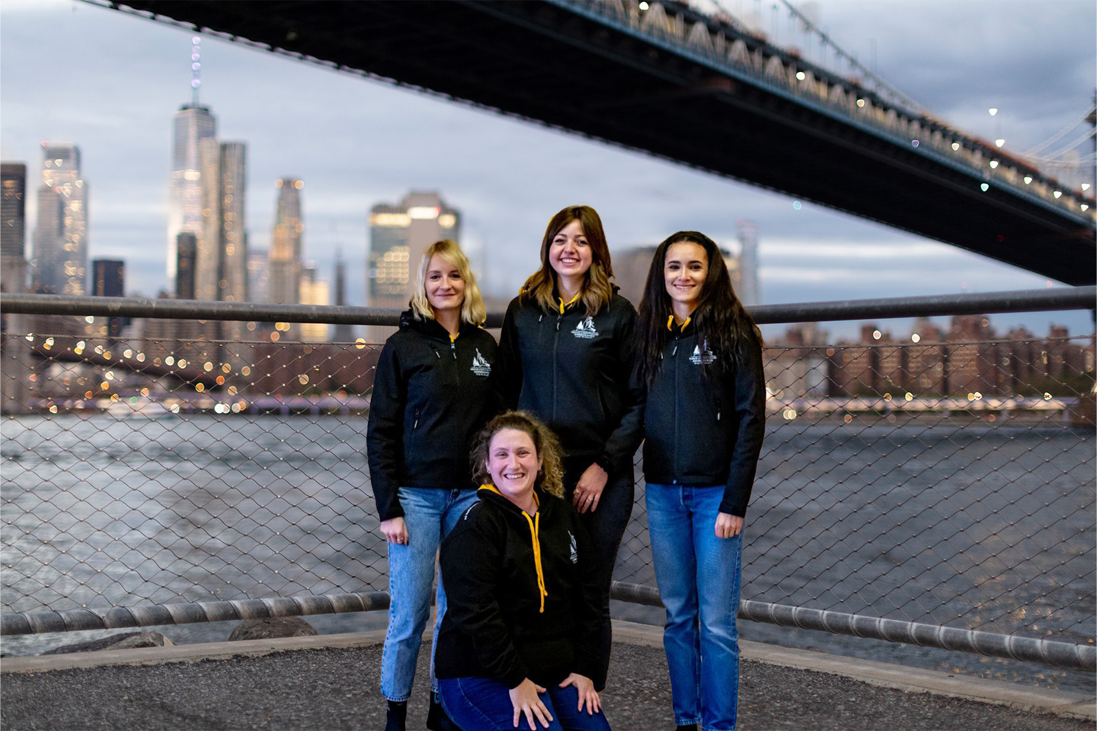 L'équipe gadget devant un pont à New York