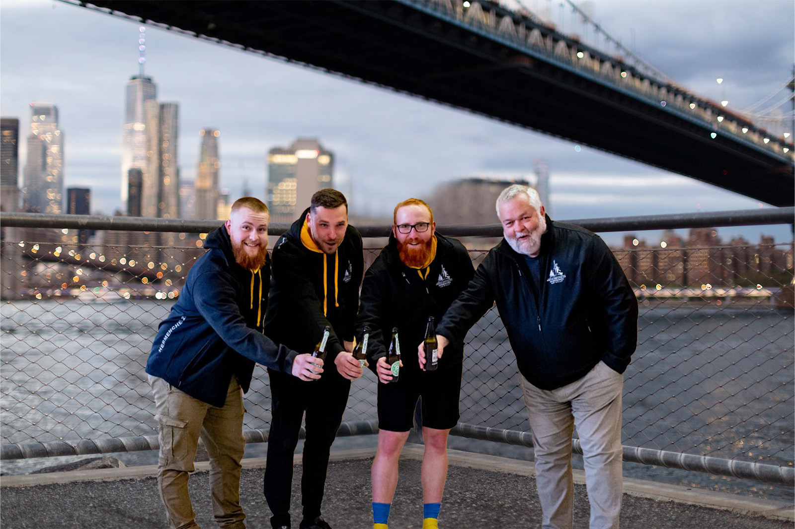 L'équipe boissons devant un pont à New York