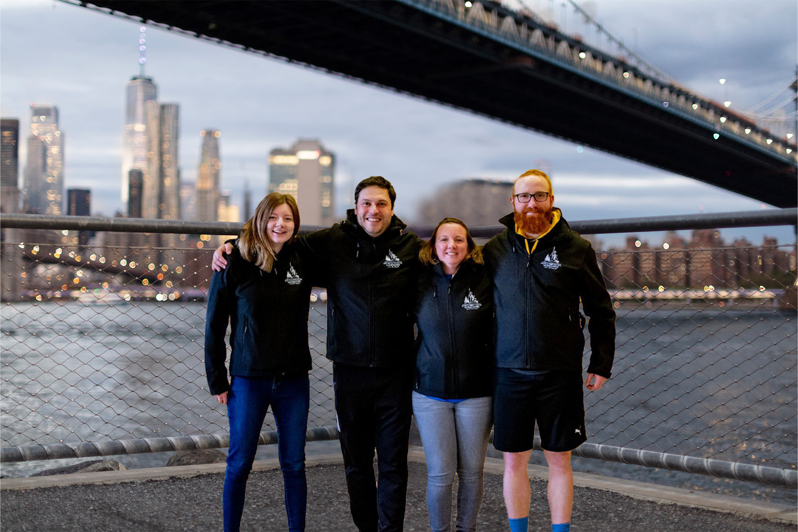 L'équipe cuisine devant un pont à New York