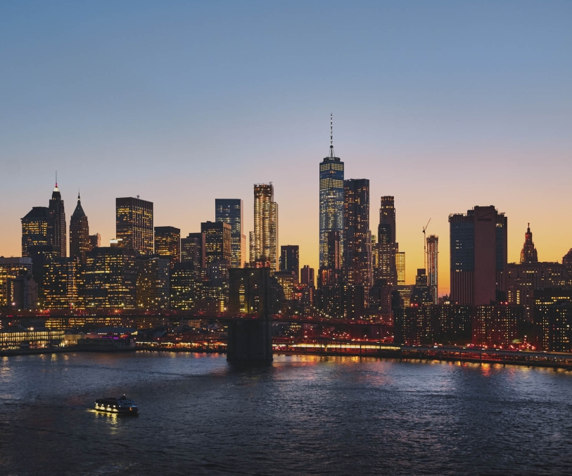 Un plan horizontal du paysage urbain de New York, avec le pont de Brooklyn sur l’East River dans le plan. Parfait pour représenter Brooklyn Bridge ou New York.