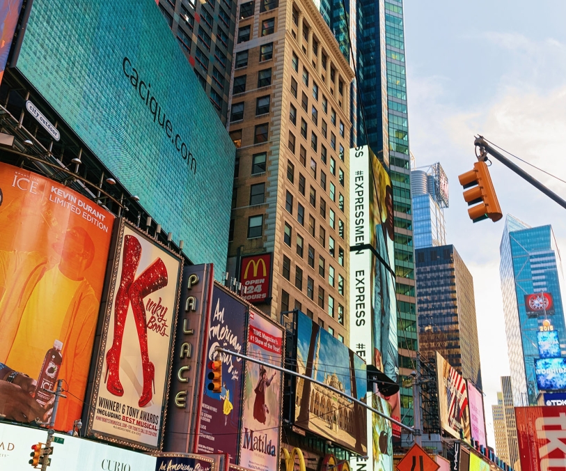 Piétons à Times Square sur la 7ème avenue et Broadway. Gratte-ciel à Midtown Manhattan à New York, Etats-Unis. C’est un carrefour commercial de Broadway et de la 7ème Avenue.