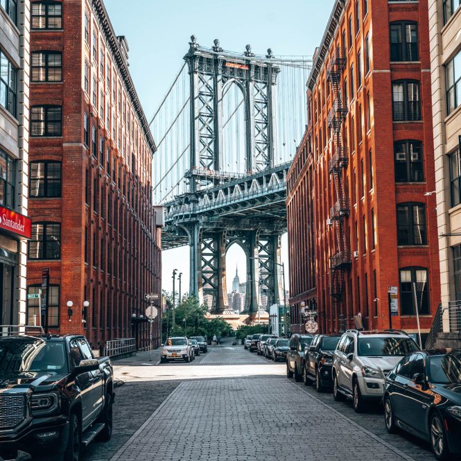 Plan vertical d’une rue et du pont de Brooklyn à New York, USA