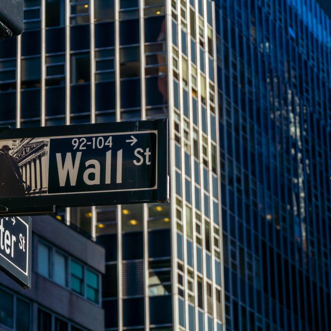 Panneau pour aller à Wall Street à New York, Manhattan, États-Unis