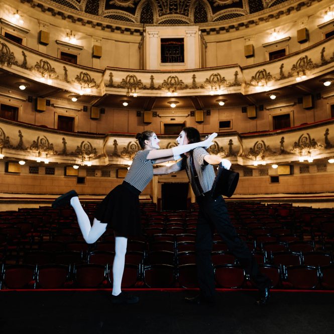 Deux artistes qui sont habillé en mime à Broadway dans une salle de spectacle à New York